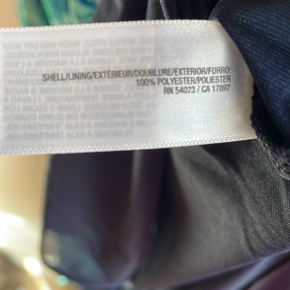 Beach ready, strapless paisley print perfect for poolside. Stretchy comfort! - Picture 3 of 6